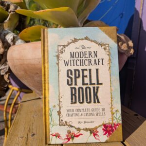 ספר הלחשים של הכישוף המודרני: המדריך השלם ליצירה והטלת לחשים