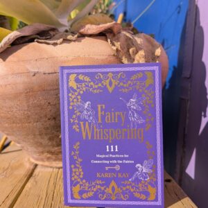 לחשוש הפיות: 111 פרקטיקות קסומות לחיבור עם יסודות הטבע והפיות